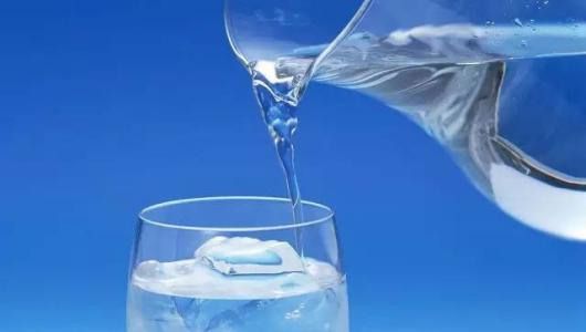 起床后喝一杯水，可以增補(bǔ)下水分，刺激下腸胃